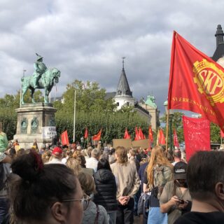 Kommunisterna deltog i manifestationerna mot angiverilagen. Foto: Privat