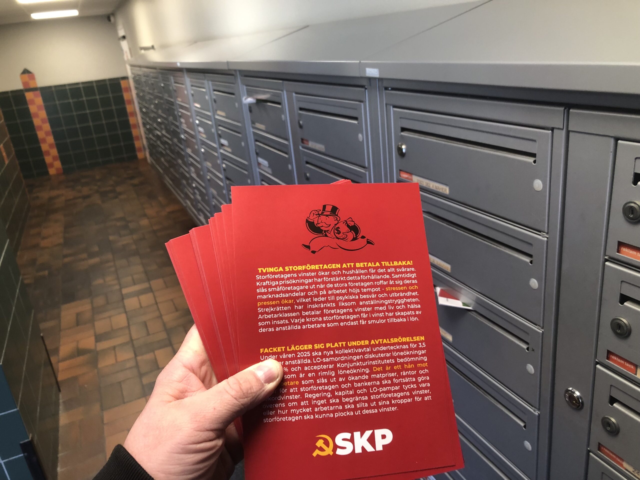 Skånekommunisterna delade ut flygblad i kampanj inför avtalsrörelsen.