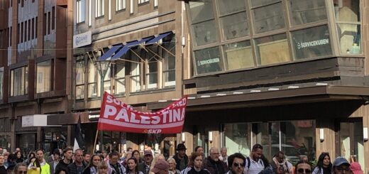 SKP:s banderoll i demonstrationen.