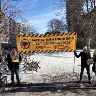 Kommunisterna på plats för att diskutera, dela ut tidningar och svara på frågor i Malmö!