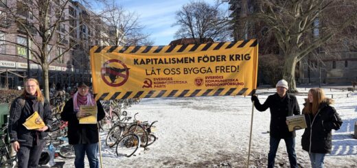 Kommunisterna på plats för att diskutera, dela ut tidningar och svara på frågor i Malmö!