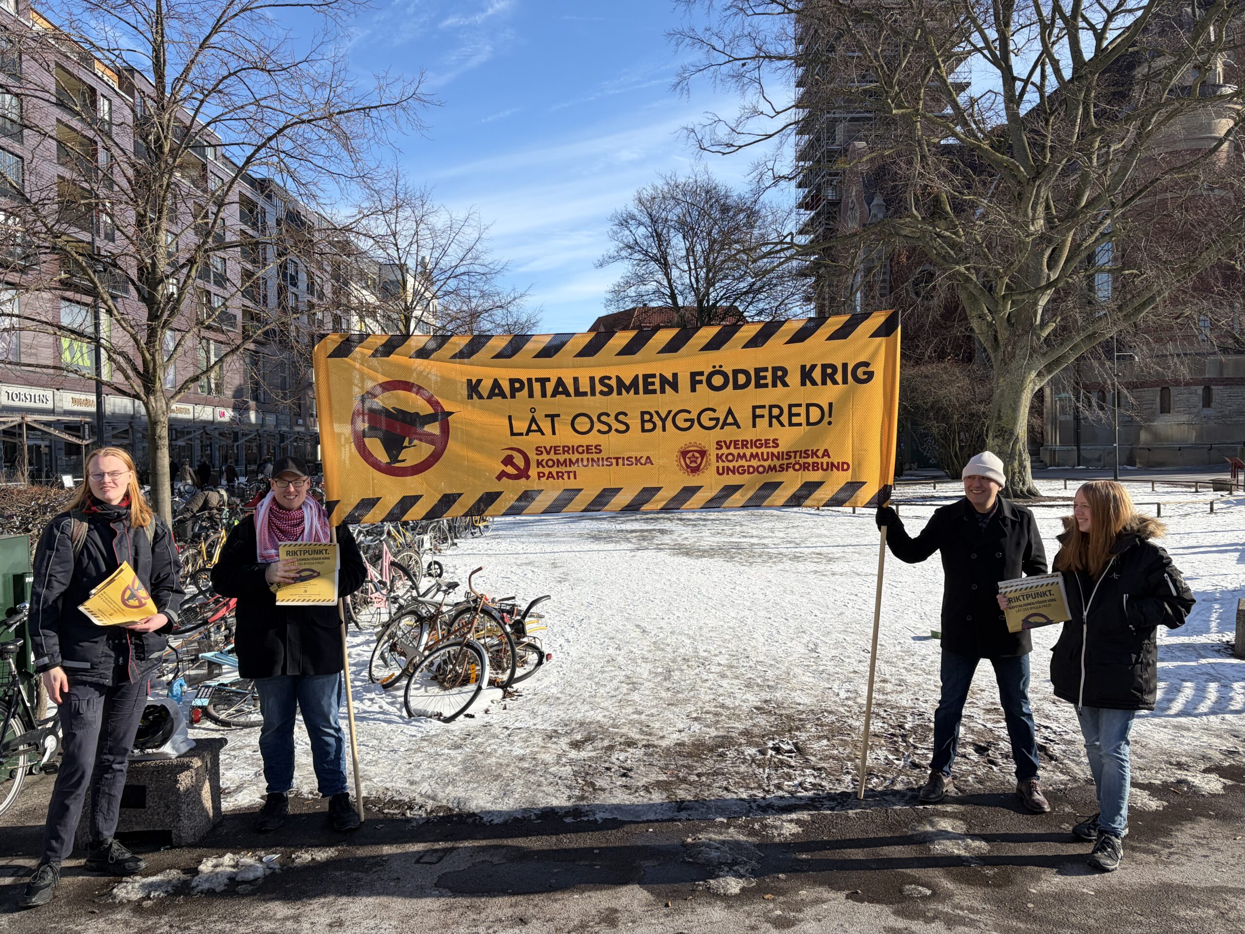 Kommunisterna på plats för att diskutera, dela ut tidningar och svara på frågor i Malmö!