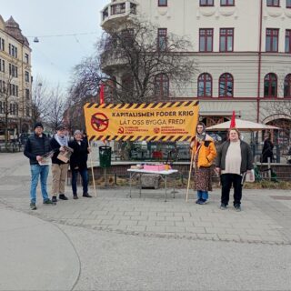 Medlemmar ur SKP Syd var under söndagen på det vårvarma Möllevångstorget i Malmö och delade ut det senaste numret av Riktpunkt.