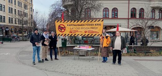 Medlemmar ur SKP Syd var under söndagen på det vårvarma Möllevångstorget i Malmö och delade ut det senaste numret av Riktpunkt.
