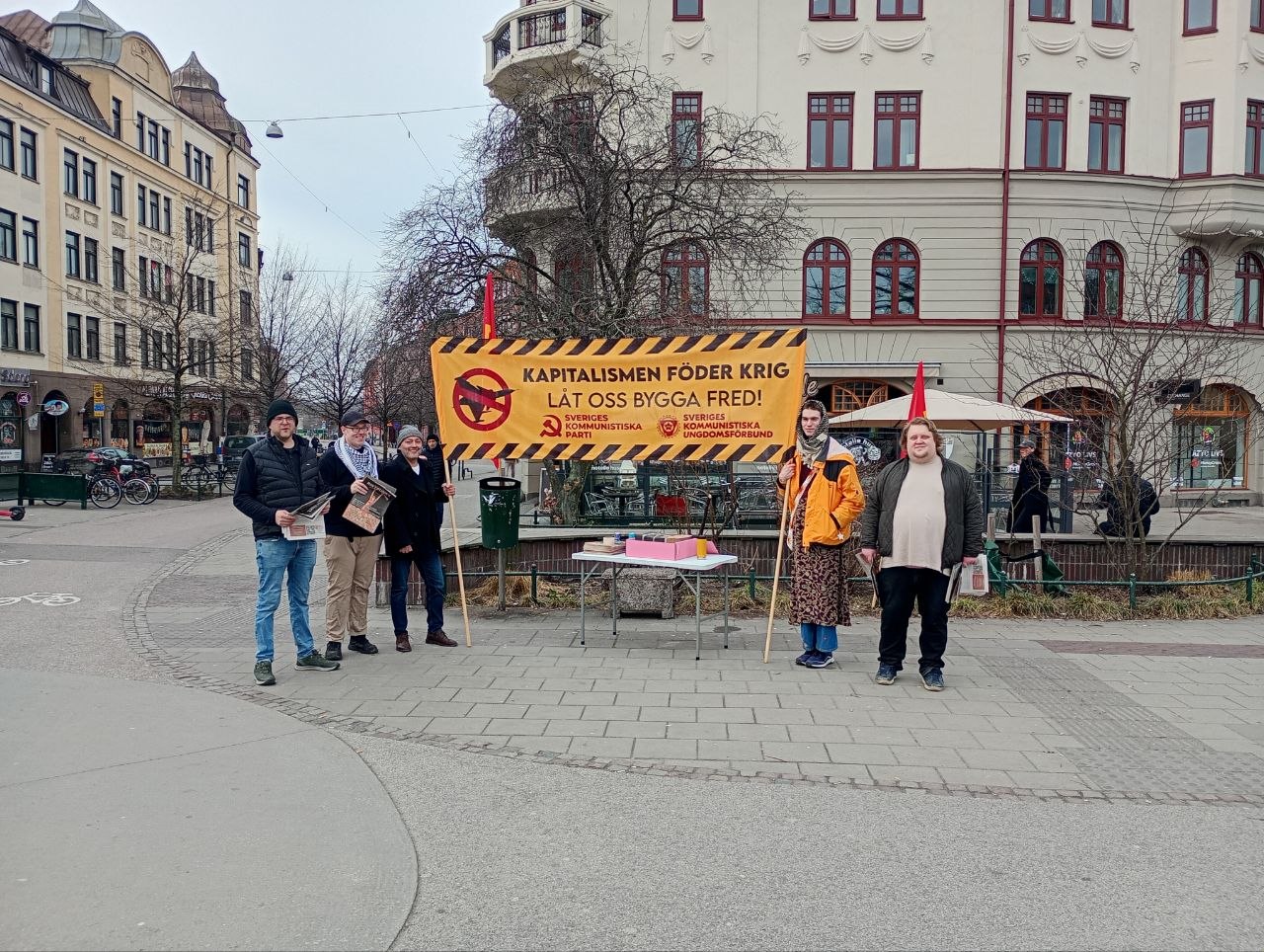 Medlemmar ur SKP Syd var under söndagen på det vårvarma Möllevångstorget i Malmö och delade ut det senaste numret av Riktpunkt.